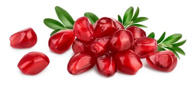 Beyaz zemin üzerinde izole edilmiş taze nar tohumları yığını kırpma yolu ve tam derinlik