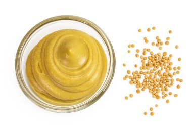 Cam kasede hardal sosu ve beyaz arka planda izole edilmiş tohum. Üst Manzara. Düz yatıyordu.