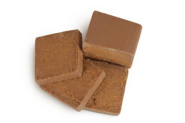 Esmer peynir. Norveç bruntu beyaz arka planda izole edildi. Üst Manzara. Düz yatıyordu.