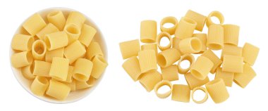 Beyaz arka planda izole edilmiş seramik kasede çiğ İtalyan makarnası. Mezze Maniche Rigate Bronz madalyası. Üst Manzara. Düz yatıyordu.