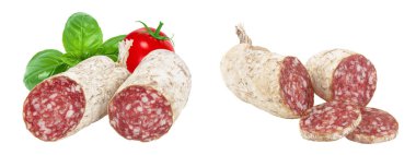 Beyaz arka planda izole edilmiş salam sosisi. İtalyan mutfağı tam derinlikte..