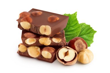 Fındıklı çikolata beyaz arka planda izole edilmiş, geniş bir alana yayılmış.
