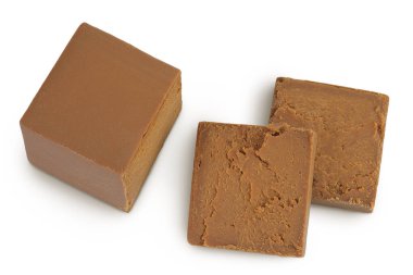 Esmer peynir. Norveç bruntu beyaz arka planda izole edildi. Üst Manzara. Düz yatıyordu.