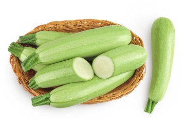 Beyaz arka planda izole edilmiş hasır sepetteki kabak ya da kemik iliği tam derinlikte. Üst Manzara. Düz yatıyordu.