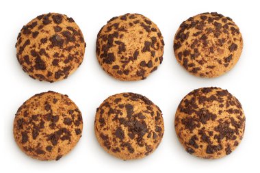 yulaf ezmesi chocolate chip cookie beyaz zemin üzerine izole.