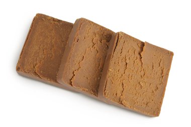 Esmer peynir. Norveç bruntu beyaz arka planda izole edildi. Üst Manzara. Düz yatıyordu.