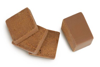 Esmer peynir. Norveç bruntu beyaz arka planda izole edildi. Üst Manzara. Düz yatıyordu.