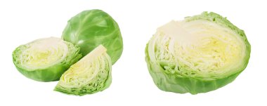 Yeşil lahana, beyaz arka planda yarı izole edilmiş, geniş bir alana yayılmış.