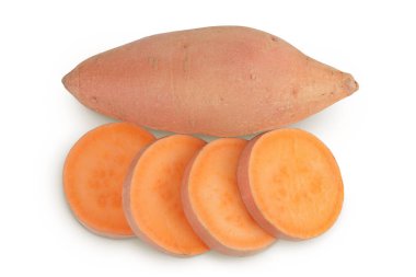 Beyaz arka planda izole edilmiş dilimli tatlı patates. Üst Manzara. Düz yatıyordu.