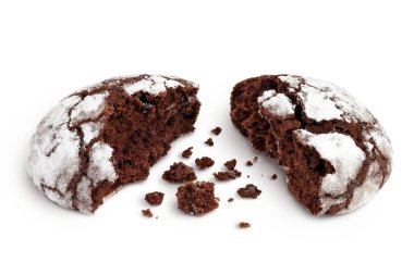 Çikolatalı browni kurabiyesi beyaz arka planda izole edilmiş, geniş bir alana yayılmış..