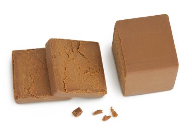 Esmer peynir. Norveç bruntu beyaz arka planda izole edildi. Üst Manzara. Düz yatıyordu.