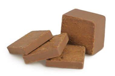 Esmer peynir. Norveç brunost 'u tam derinlikteki beyaz arka planda izole edildi.