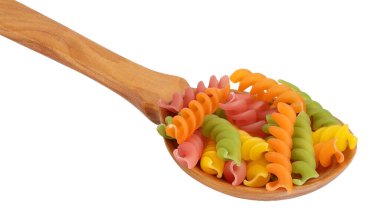 Tahta kaşık boyalı makarnada çiğ Fusilli, beyaz arka planda tam derinlikte izole edilmiş..