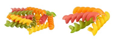 Çiğ Fusilli renkli makarna, beyaz arka planda izole edilmiş, geniş bir alana yayılmış..