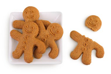 Seramik kasedeki zencefilli kurabiye adam beyaz arka planda izole edilmiş. Üst Manzara. Düz yatıyordu