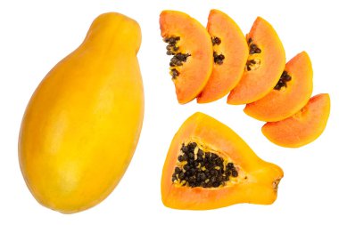 Olgun papaya ve kopya alanı metniniz için beyaz bir zemin üzerine izole dilim. Üstten görünüm. Düz yatıyordu.