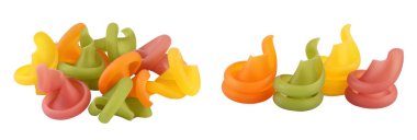 Saf renkli makarna, beyaz arkaplanda tam derinlikte izole edilmiş..