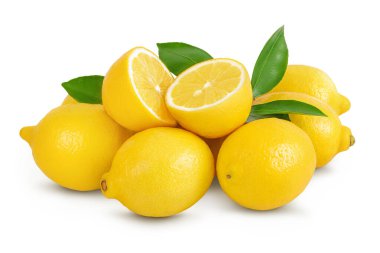 Olgun limon, beyaz arka planda yarı izole edilmiş, geniş bir alana yayılmış.