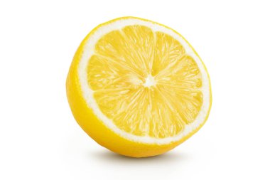 Olgun limon, beyaz arka planda yarı izole edilmiş, geniş bir alana yayılmış.