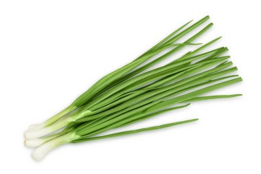 Beyaz arka planda yeşil soğan izole edilmiş. Üst Manzara. Düz yatıyordu