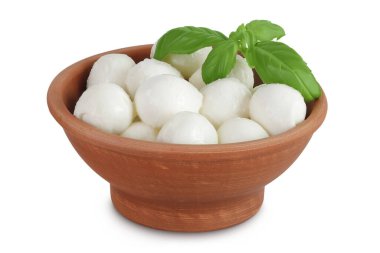 Seramik bir kasede fesleğen yapraklı mini mozzarella topları beyaz arka planda tam derinlikte izole edilmiş.