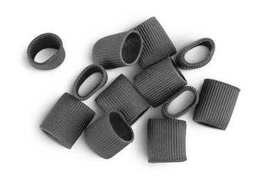 Beyaz arka planda mürekkep balığı mürekkebi olan siyah makarna. Üst Manzara. Düz yatıyordu