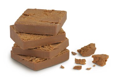 Esmer peynir. Norveç brunost 'u tam derinlikteki beyaz arka planda izole edildi.