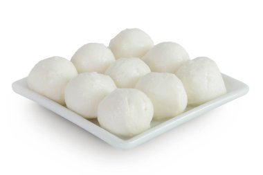 Seramik bir kasede küçük mozzarella topları beyaz arka planda tam derinlikte izole edilmiş.