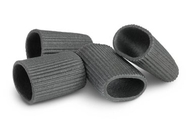 Beyaz zemin üzerinde mürekkep balığı mürekkebi olan siyah makarna izole edilmiş..