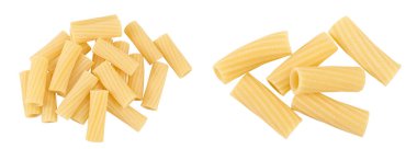Çiğ İtalyan tortiglionili makarna beyaz arka planda izole edilmiş, geniş bir alana yayılmış. Üst Manzara. Düz yatıyordu.
