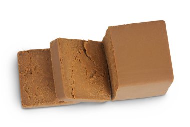 Esmer peynir. Norveç bruntu beyaz arka planda izole edildi. Üst Manzara. Düz yatıyordu.