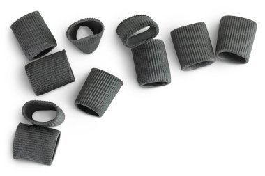 Beyaz arkaplanda mürekkep balığı mürekkebi olan siyah makarna ve metin için kopya alanı. Üst Manzara. Düz yatıyordu