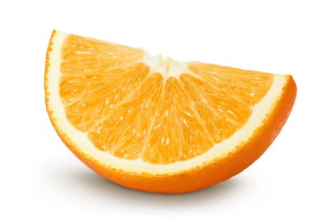 Turuncu meyve dilimleri beyaz arka planda tam derinlikte izole edilmiş..