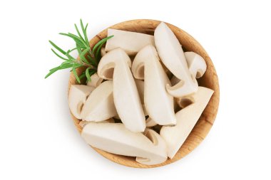 Beyaz arka planda izole edilmiş ahşap kasede taze porcini sepet mantarı dilimleri. Üst Manzara. Düz yatıyordu.