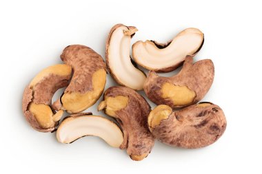 Beyaz arka planda kabuklu kaju fıstığı yığını. Üst Manzara. Düz yatıyordu.