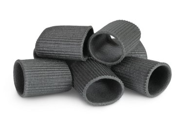 Beyaz zemin üzerinde mürekkep balığı mürekkebi olan siyah makarna izole edilmiş..