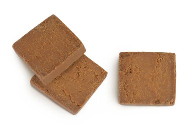 Esmer peynir. Norveç bruntu beyaz arka planda izole edildi. Üst Manzara. Düz yatıyordu.