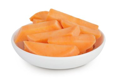 Beyaz arka planda izole edilmiş seramik bir kasede bulunan tatlı patates dilimleri..