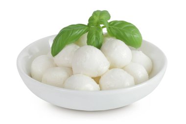 Seramik bir kasede fesleğenli mini mozzarella topları beyaz arka planda tam derinlikte izole edilmiş.