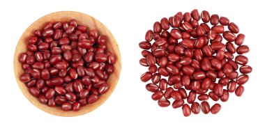 Beyaz arka planda izole edilmiş ahşap kasede kırmızı adzuki fasulyesi. Üst Manzara. Düz yatıyordu
