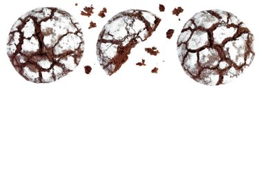 Beyaz arka planda izole çikolatalı kek. Üst Manzara. Düz yatıyordu. Ayarla ya da topla.