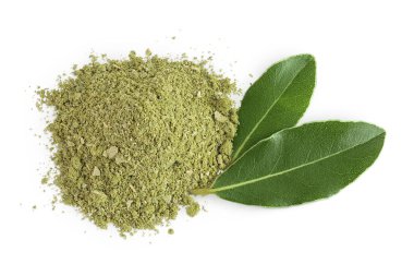 Laurel beyaz arka planda izole edilmiş taze ve toprak bırakıyor. Yeşil defne yaprağı. Üst Manzara. Düz yatıyordu