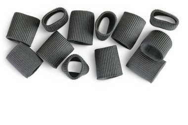 Beyaz arkaplanda mürekkep balığı mürekkebi olan siyah makarna ve metin için kopya alanı. Üst Manzara. Düz yatıyordu