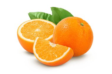 Dilimlenmiş turuncu meyve, beyaz arka planda tam derinlikte izole edilmiş..