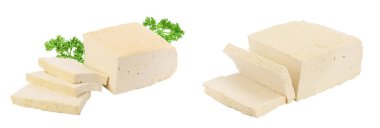 Tofu peyniri beyaz zemin üzerinde tam derinlikte izole edilmiş.