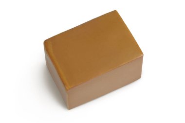 Esmer peynir. Norveç bruntu beyaz arka planda izole edildi. Üst Manzara. Düz yatıyordu.