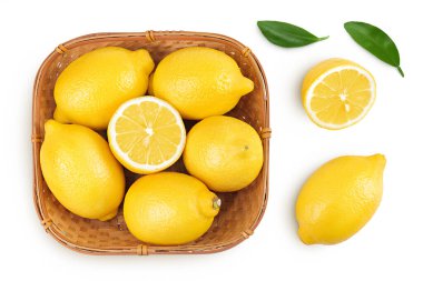 Hasır sepetteki olgun limonlar beyaz arka planda izole edilmiş. Üst Manzara. Düz yatıyordu