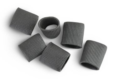 Beyaz arka planda mürekkep balığı mürekkebi olan siyah makarna. Üst Manzara. Düz yatıyordu