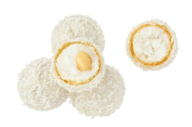 Beyaz arka planda hindistan cevizi gevreği ve fındıklı yuvarlak raffaello. Üst Manzara. Düz yatıyordu..