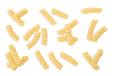 İtalyan spiral şeklinde makarna, beyaz arka planda izole edilmiş Fusilli bucati makarna. Üst Manzara. Düz yatıyordu